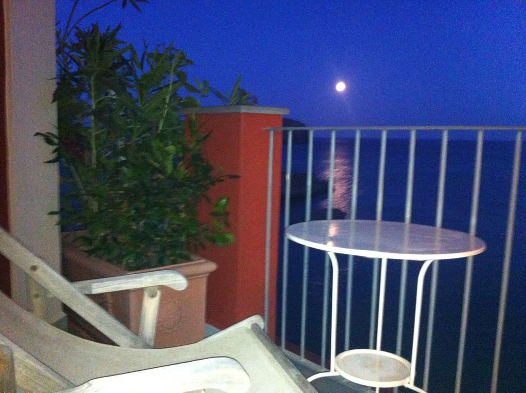 Hotel Villa Iulia Ventotene Exterior photo